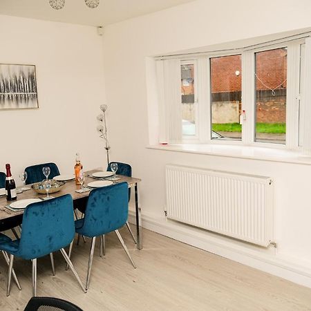 Cosy Home With Private Parking Bloxwich Exterior photo